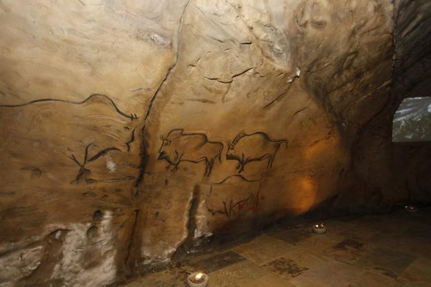 Réplica de la cueva cabraliega de La Covaciella en el centro de interpretación Casa La Bárcena. 