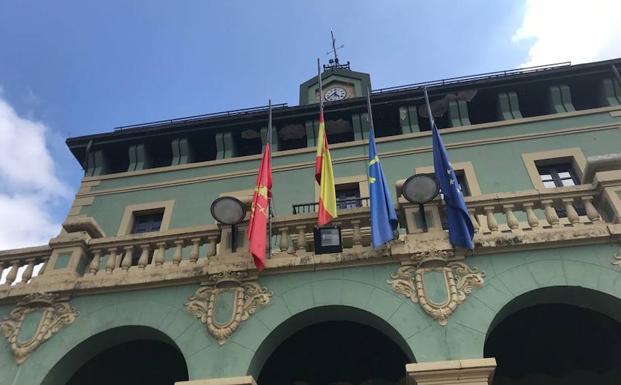 Banderas a media asta en el Ayuntamiento de Tineo. 