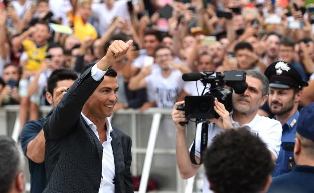 Cristiano Ronaldo saluda a su nueva afición. 