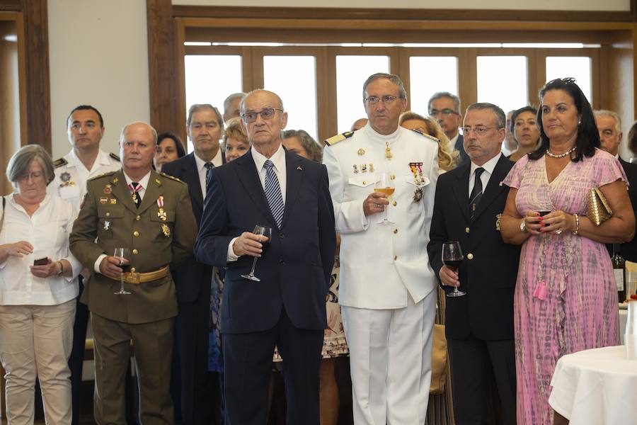 Los actos consisitieron en una ofrenda floral con motivo de la celebración de El Carmen y un brindis con autoridades en la Club Astur de Regatas