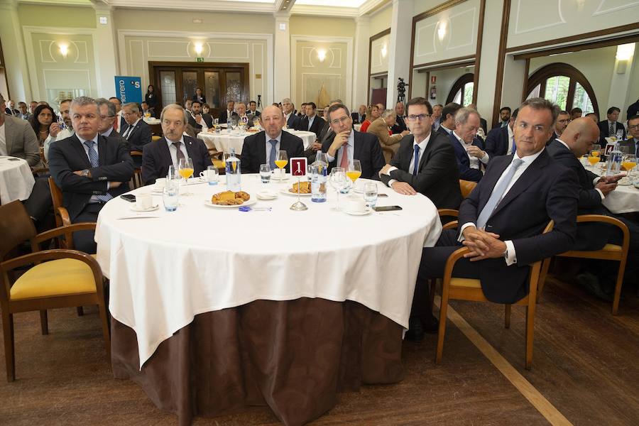 El consejero de Infraestructuras, Ordenación del Territorio y Medio Ambiente, Fernando Lastra, ha presentado el plan del área central de Asturias en el Fórum EL COMERCIO, que organiza este periódico en colaboración con SabadellHerrero. 