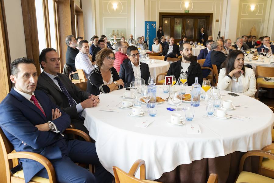 El consejero de Infraestructuras, Ordenación del Territorio y Medio Ambiente, Fernando Lastra, ha presentado el plan del área central de Asturias en el Fórum EL COMERCIO, que organiza este periódico en colaboración con SabadellHerrero. 