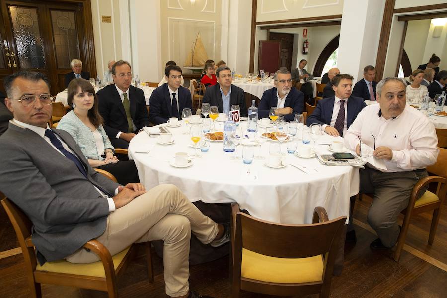 El consejero de Infraestructuras, Ordenación del Territorio y Medio Ambiente, Fernando Lastra, ha presentado el plan del área central de Asturias en el Fórum EL COMERCIO, que organiza este periódico en colaboración con SabadellHerrero. 