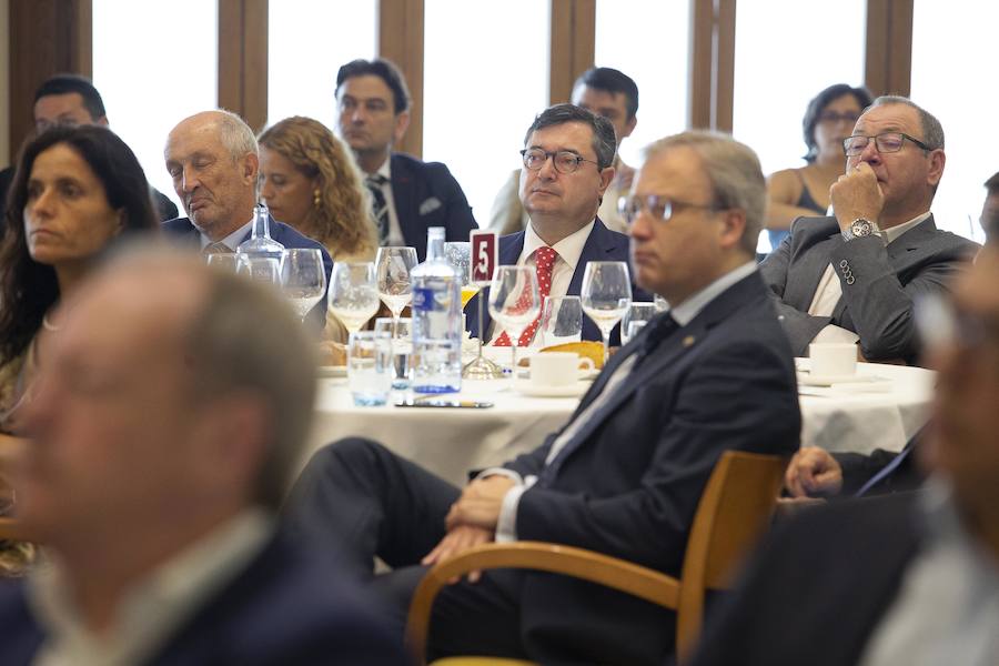 El consejero de Infraestructuras, Ordenación del Territorio y Medio Ambiente, Fernando Lastra, ha presentado el plan del área central de Asturias en el Fórum EL COMERCIO, que organiza este periódico en colaboración con SabadellHerrero. 