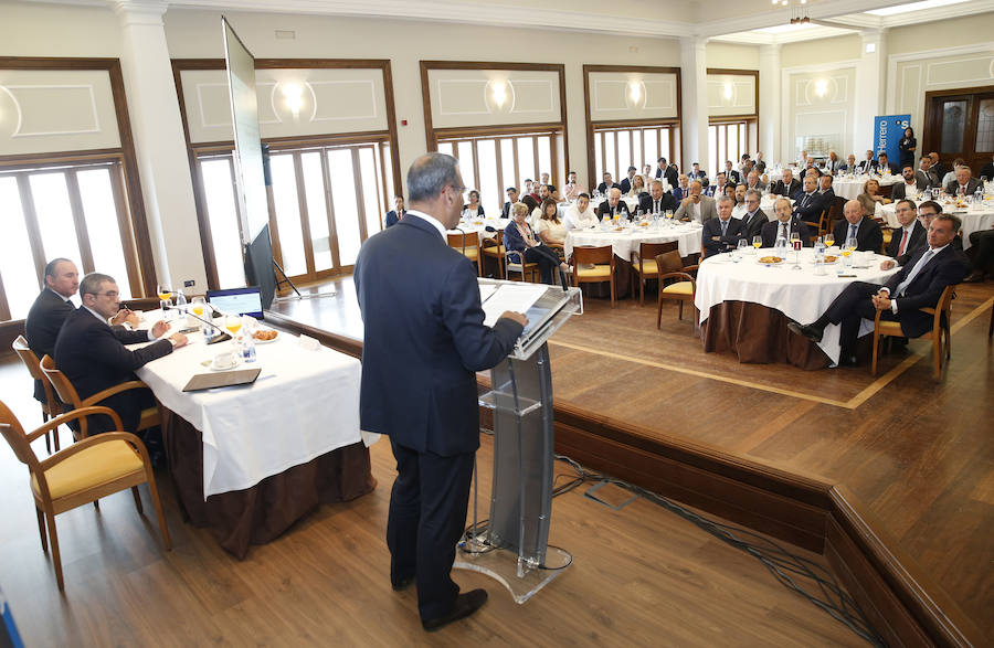El consejero de Infraestructuras, Ordenación del Territorio y Medio Ambiente, Fernando Lastra, ha presentado el plan del área central de Asturias en el Fórum EL COMERCIO, que organiza este periódico en colaboración con SabadellHerrero. 