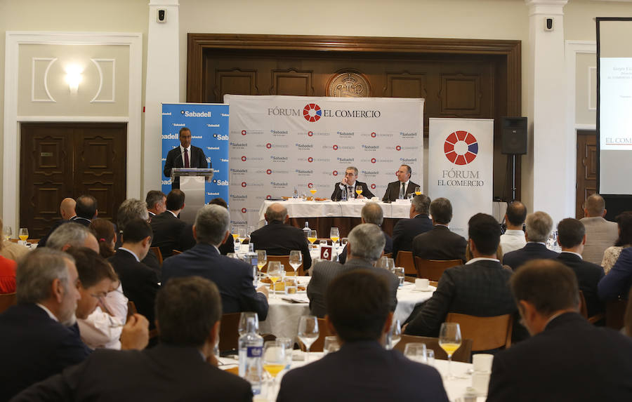 El consejero de Infraestructuras, Ordenación del Territorio y Medio Ambiente, Fernando Lastra, ha presentado el plan del área central de Asturias en el Fórum EL COMERCIO, que organiza este periódico en colaboración con SabadellHerrero. 