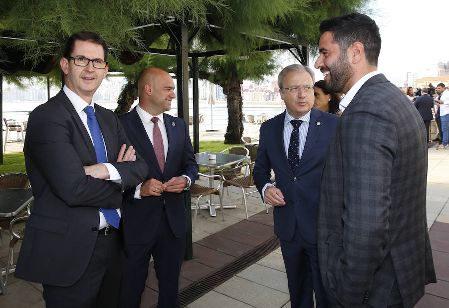 El consejero de Infraestructuras, Ordenación del Territorio y Medio Ambiente, Fernando Lastra, ha presentado el plan del área central de Asturias en el Fórum EL COMERCIO, que organiza este periódico en colaboración con SabadellHerrero. 