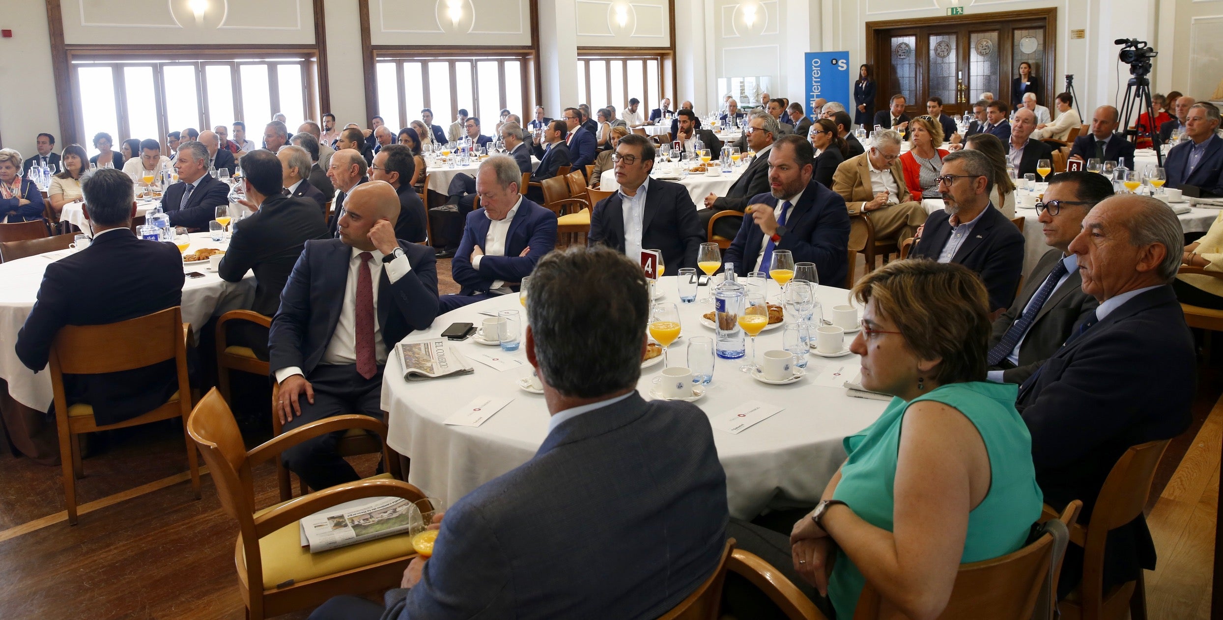 El consejero de Infraestructuras, Ordenación del Territorio y Medio Ambiente, Fernando Lastra, ha presentado el plan del área central de Asturias en el Fórum EL COMERCIO, que organiza este periódico en colaboración con SabadellHerrero. 