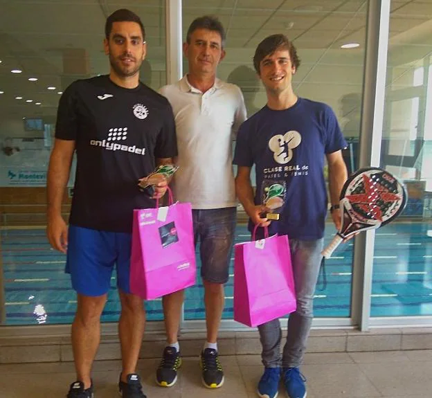 Daniel Serrano y Rafa Conde, con el directivo del Santa Olaya José Antonio Viesca, tras la clausura del torneo. 