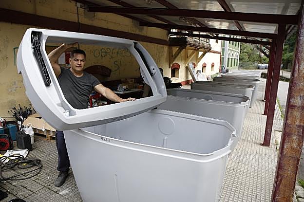 Los técnicos, montando los contendores en el almacén municipal, desde donde saldrán para su ubicación final. 