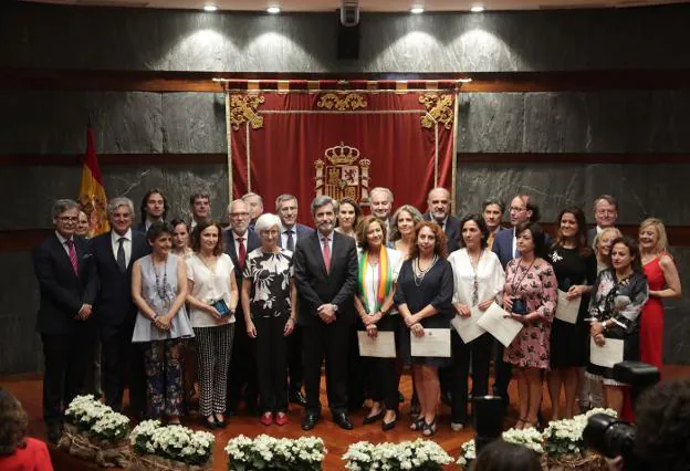 Antonio Lorenzo Álvarez (primero por la derecha), titular del juzgado ovetense premiado, junto al resto de galardonados y Carlos Lesmes, presidente del Consejo General del Poder Judicial. 