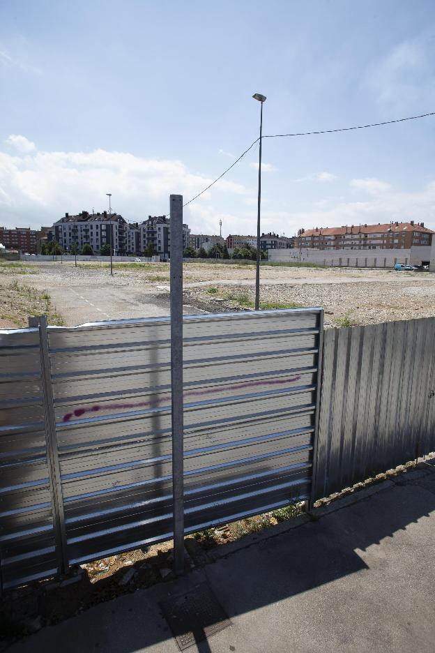 Vallado perimetral que actualmente incomunica la zona. 