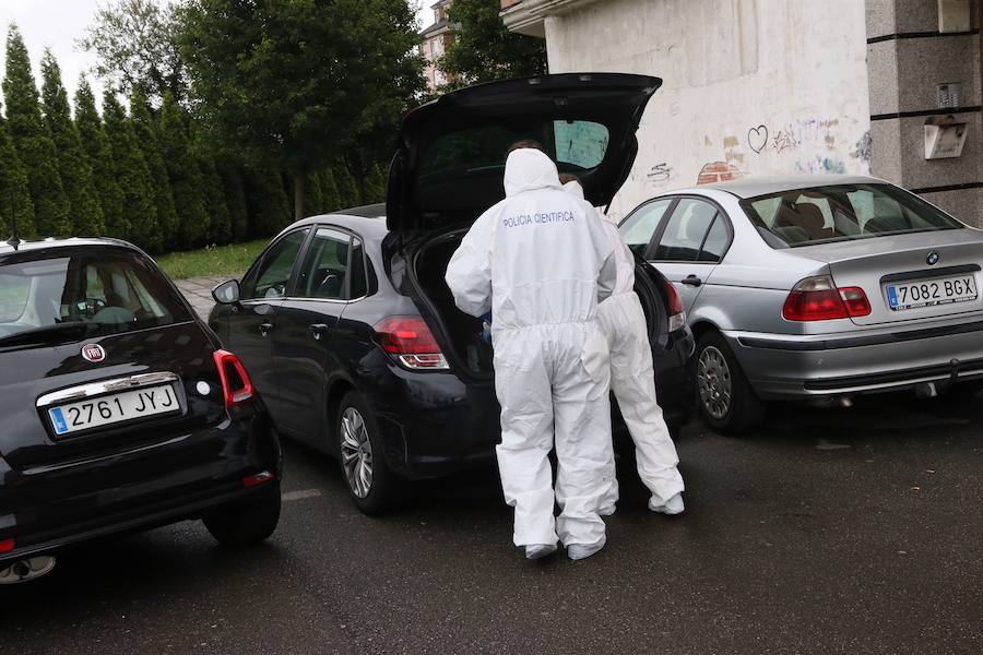 Una joven de Lugones, en el concejo de Siero, ha sido detenida esta madrugada tras degollar a su pareja, un hombre de mediana edad. El suceso ha tenido lugar en el piso de los padres de ella, ubicado en el número 6 de la calle Río Sella.