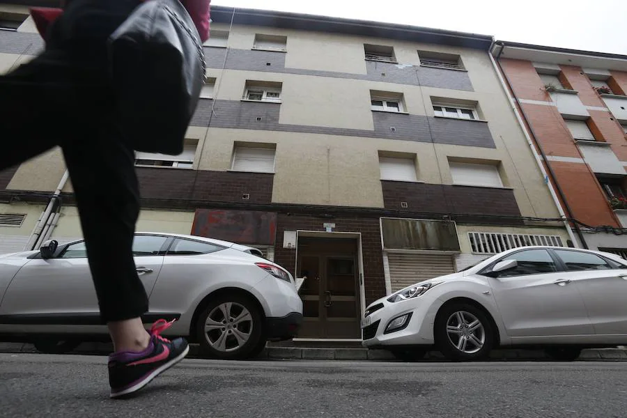 Una joven de Lugones, en el concejo de Siero, ha sido detenida esta madrugada tras degollar a su pareja, un hombre de mediana edad. El suceso ha tenido lugar en el piso de los padres de ella, ubicado en el número 6 de la calle Río Sella.