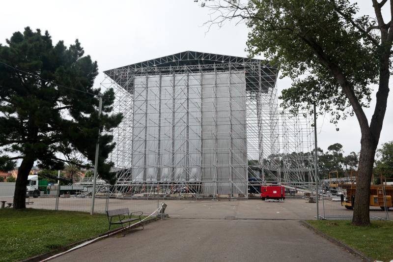 Los técnicos ultiman los detalles del escenario donde tendán lugar los distintos conciertos a partir de este viernes -el primero el de Dani Martín- para los que ya se han vendido más de 43.000 entradas