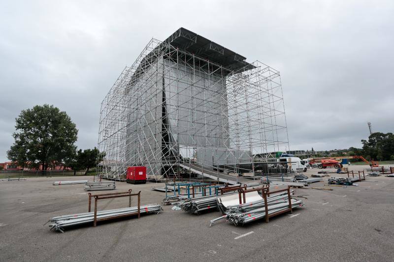 Los técnicos ultiman los detalles del escenario donde tendán lugar los distintos conciertos a partir de este viernes -el primero el de Dani Martín- para los que ya se han vendido más de 43.000 entradas