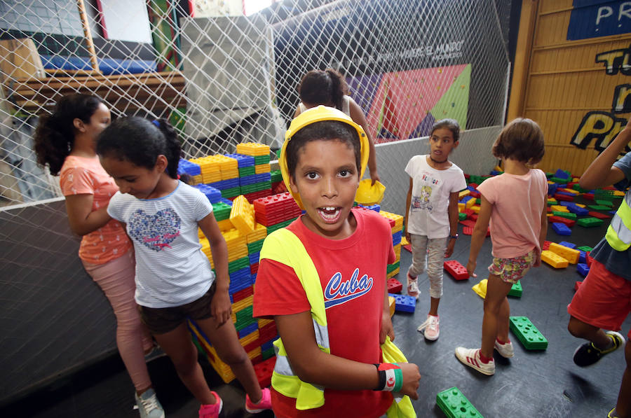 Medio centenar de niños Saharuis han pasado la tarde en el Palacio de los Niños de Oviedo. Forman parte del grupo de 240 pequeños que este verano dejan atrás los campos de refugiados para disfrutar de los meses estivales en Asturias