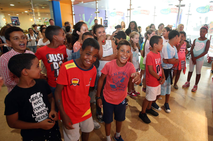 Medio centenar de niños Saharuis han pasado la tarde en el Palacio de los Niños de Oviedo. Forman parte del grupo de 240 pequeños que este verano dejan atrás los campos de refugiados para disfrutar de los meses estivales en Asturias