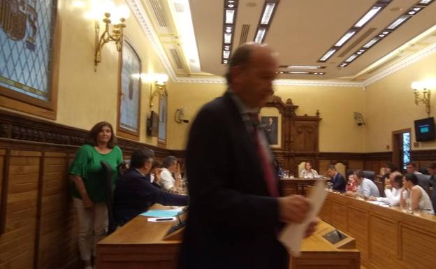 Manuel del Castillo y Sofía Cosmen abandonan el Pleno.