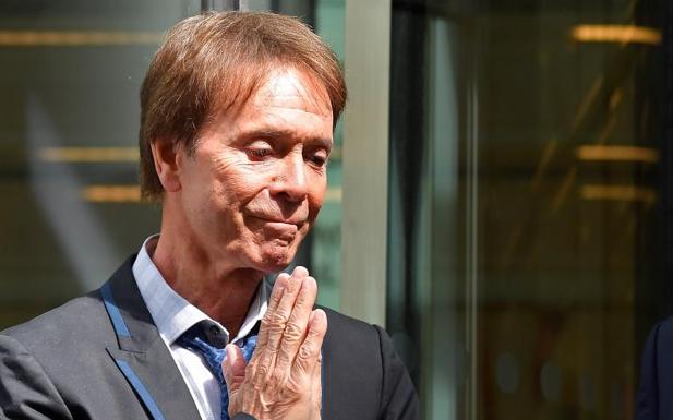  Cliff Richards abandona la Corte Suprema tras su fallo a favor del cantante. 