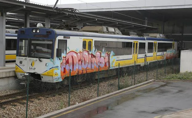 Grafitis en uno de los trenes que circulan por Asturias. 