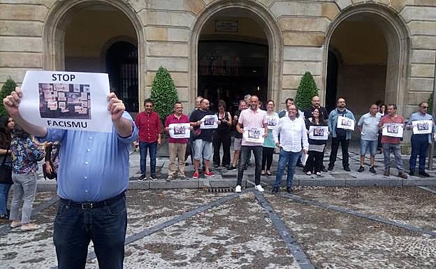 Concentración de Podemos en protesta por los carteles aparecidos en su sede.