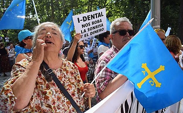 Manifestantes asturianos de iDental en la protesta ante el Ministerio de Sanidad. 