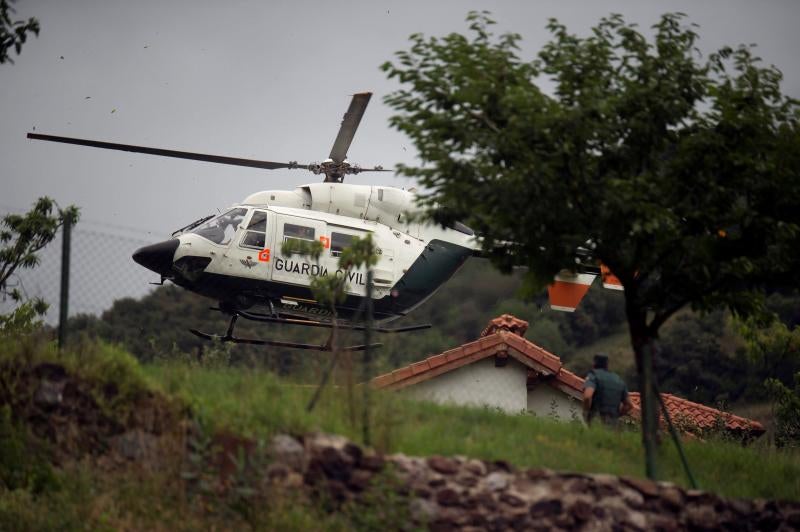 Un centenar de agentes rastrea la comarca de Liébána en busca del hombre de 58 años que huyó tras once horas atrincherado en su casa de Turieno (Camaleño) y protagonizar un tiroteo con la Guardia Civil. Un agente resultó herido leve.