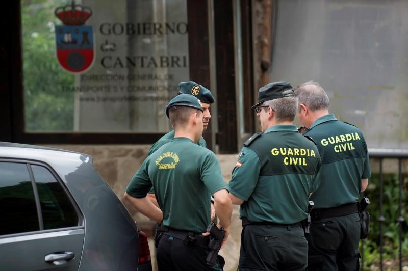 Un centenar de agentes rastrea la comarca de Liébána en busca del hombre de 58 años que huyó tras once horas atrincherado en su casa de Turieno (Camaleño) y protagonizar un tiroteo con la Guardia Civil. Un agente resultó herido leve.