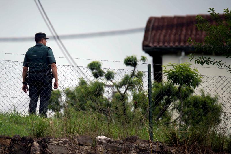 Un centenar de agentes rastrea la comarca de Liébána en busca del hombre de 58 años que huyó tras once horas atrincherado en su casa de Turieno (Camaleño) y protagonizar un tiroteo con la Guardia Civil. Un agente resultó herido leve.