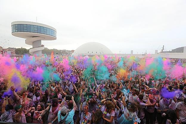 La Holi Party, en agosto, se ha convertido en el acto cultural y festivo más multitudinario año tras año en el Centro Niemeyer. 