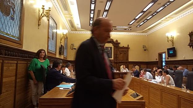 Manuel del Castillo y Sofía Cosmen abandonan el Pleno. 