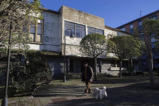 Edificio del Hogar de Ceares, donde se preveía construir una nueva sede vecinal. 
