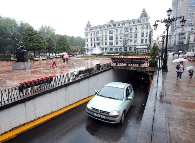 Un coche saliendo ayer del aparcamiento de La Escandera, que está en una posición estratégica en el centro. 