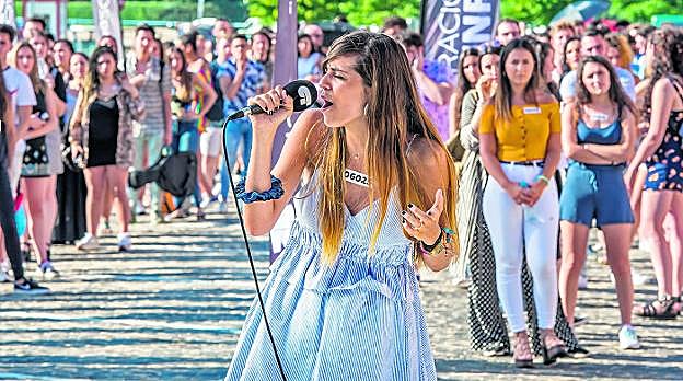 Una joven exhibe sus cualidades artísticas al micrófono ante las larguísimas colas de aspirantes a entrar en el concurso. 