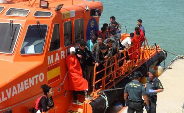 Se elevan a 294 los inmigrantes rescatados en el Estrecho a bordo de 17 pateras