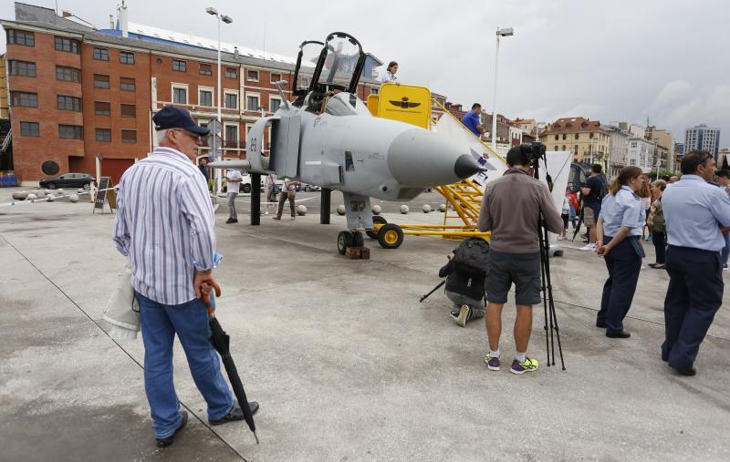 Con motivo del Festival Aéreo de Gijón, en la Antigua Rula se exponen dos aviones traídos por el Museo de Aeronáutica y Astronáutica de Madrid. Están disponibles para que pequeños y mayores descubran todos sus detalles. 