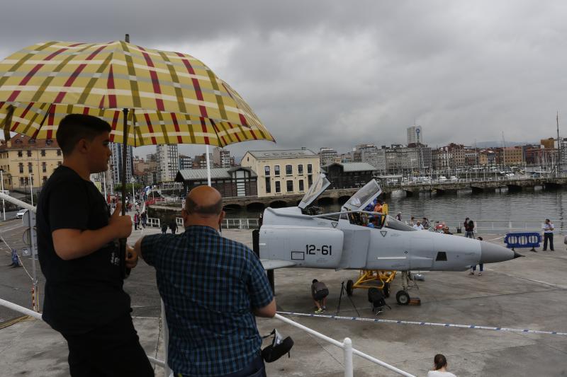 Con motivo del Festival Aéreo de Gijón, en la Antigua Rula se exponen dos aviones traídos por el Museo de Aeronáutica y Astronáutica de Madrid. Están disponibles para que pequeños y mayores descubran todos sus detalles. 