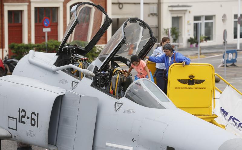 Con motivo del Festival Aéreo de Gijón, en la Antigua Rula se exponen dos aviones traídos por el Museo de Aeronáutica y Astronáutica de Madrid. Están disponibles para que pequeños y mayores descubran todos sus detalles. 