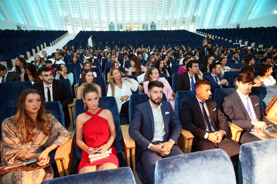 Los alumnos de la Facultad de Economía y Empresa celebran su graduación en el Palacio de Congresos de Oviedo 