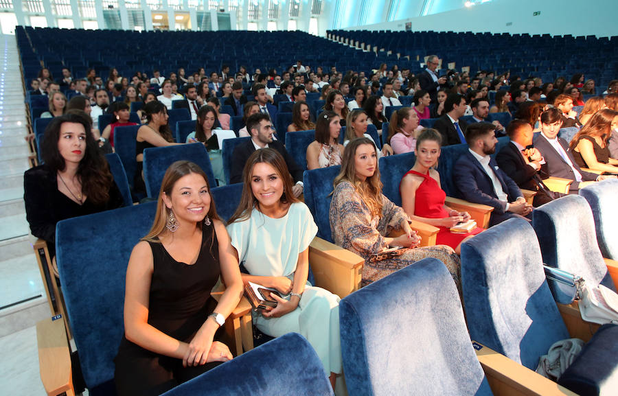 Los alumnos de la Facultad de Economía y Empresa celebran su graduación en el Palacio de Congresos de Oviedo 
