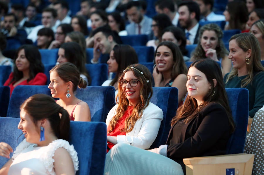 Los alumnos de la Facultad de Economía y Empresa celebran su graduación en el Palacio de Congresos de Oviedo 