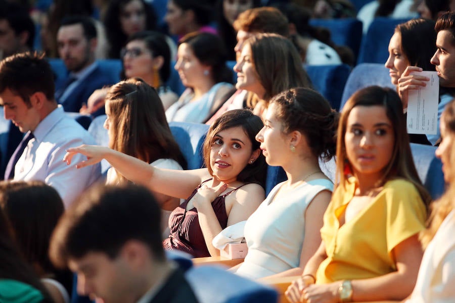 Los alumnos de la Facultad de Economía y Empresa celebran su graduación en el Palacio de Congresos de Oviedo 
