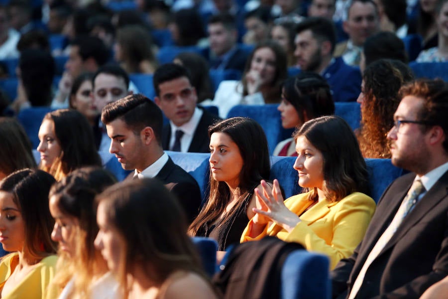 Los alumnos de la Facultad de Economía y Empresa celebran su graduación en el Palacio de Congresos de Oviedo 