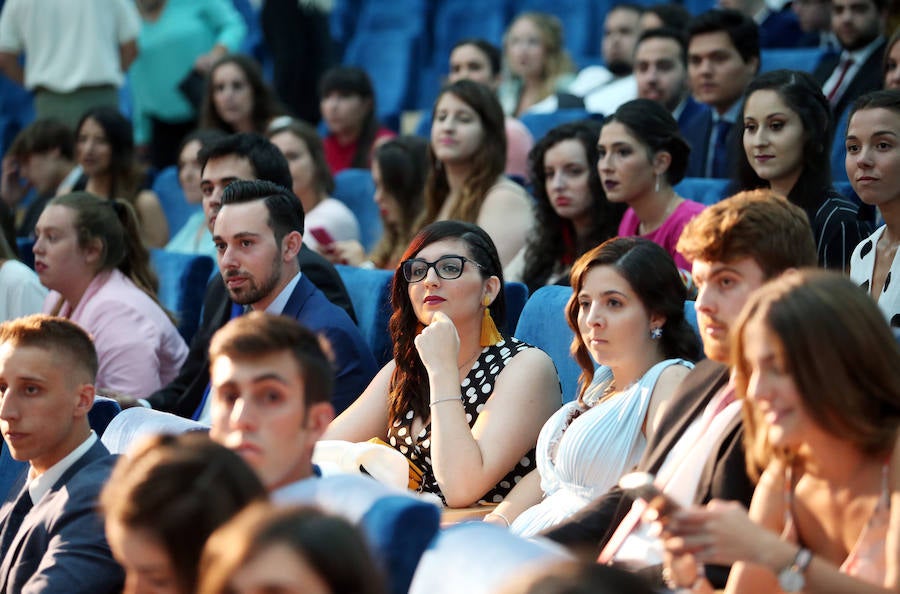 Los alumnos de la Facultad de Economía y Empresa celebran su graduación en el Palacio de Congresos de Oviedo 