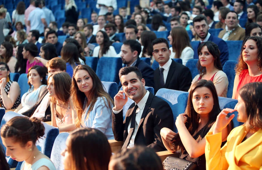 Los alumnos de la Facultad de Economía y Empresa celebran su graduación en el Palacio de Congresos de Oviedo 