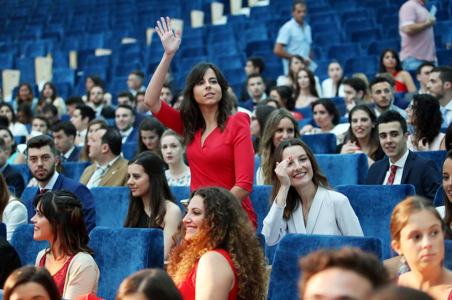 Los alumnos de la Facultad de Economía y Empresa celebran su graduación en el Palacio de Congresos de Oviedo 