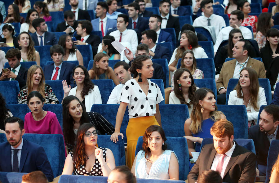 Los alumnos de la Facultad de Economía y Empresa celebran su graduación en el Palacio de Congresos de Oviedo 