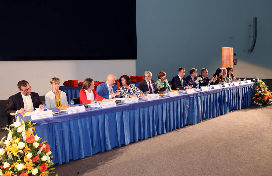 Los alumnos de la Facultad de Economía y Empresa celebran su graduación en el Palacio de Congresos de Oviedo 