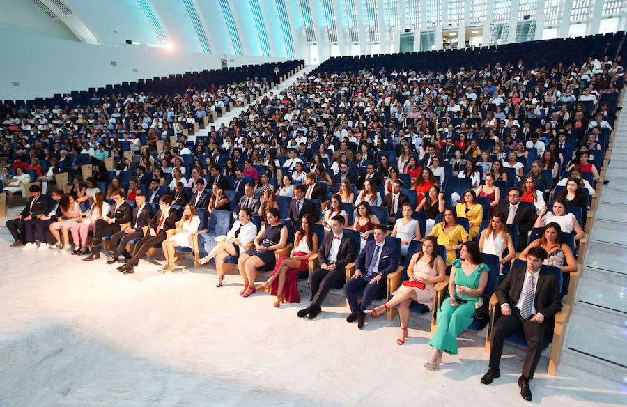 Los alumnos de la Facultad de Economía y Empresa celebran su graduación en el Palacio de Congresos de Oviedo 